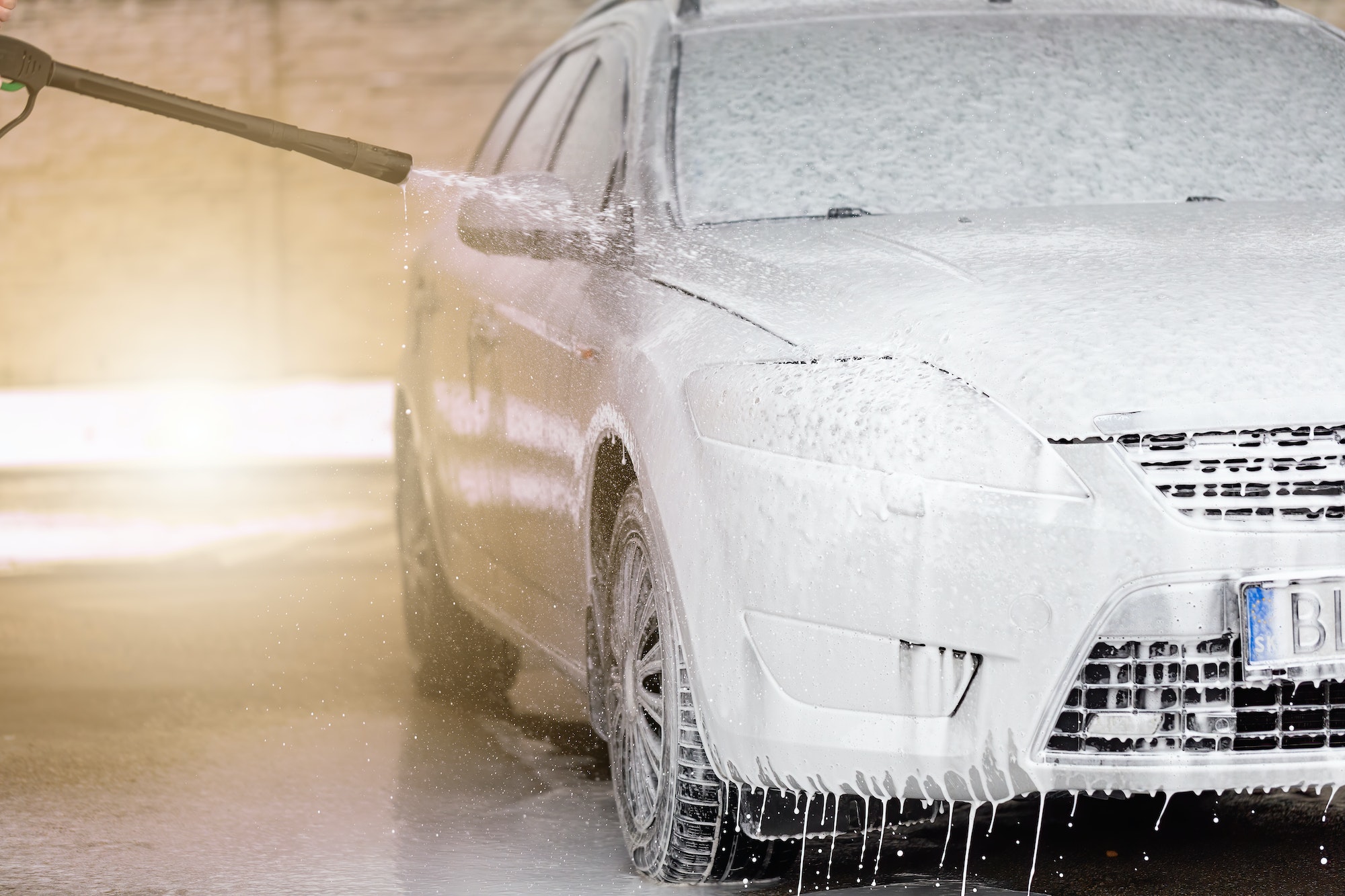 High pressure automobile cleaning with foam in car wash